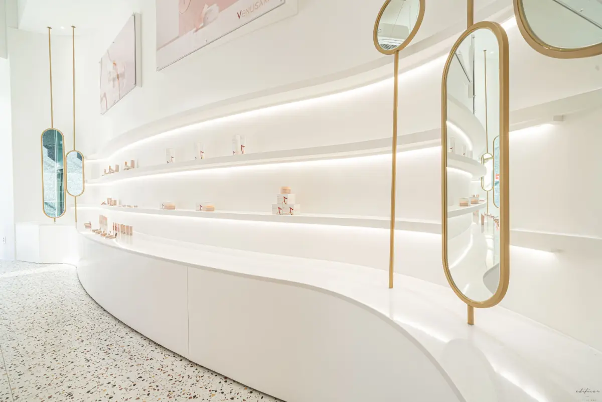 골드 미러가 돋보이는 럭셔리 뷰티 쇼룸